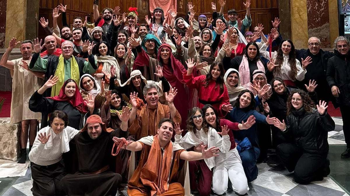 Rossano si accende di fede e talento: 40 giovani trasformano la Cattedrale in un’opera rock da brividi