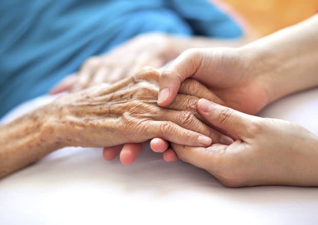 Caregiver, i soldi che non arrivano. E scoppia il caso: «Fondi restituiti, è inaccettabile»