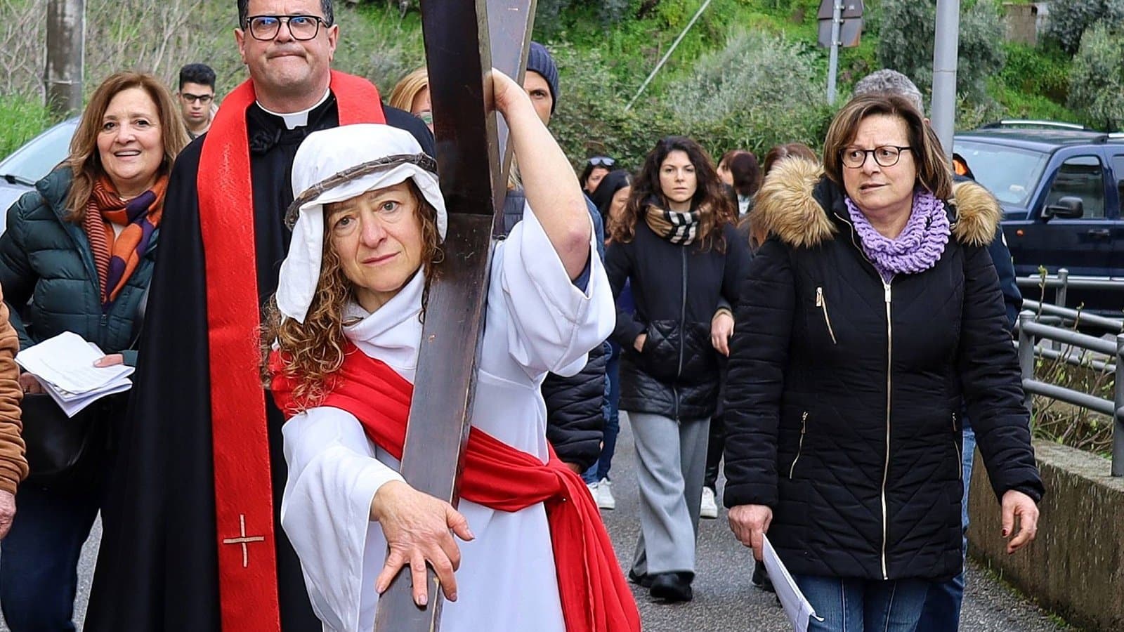 A Rossano, nei riti del Venerdì Santo, la Croce cambia spalla (e storia)