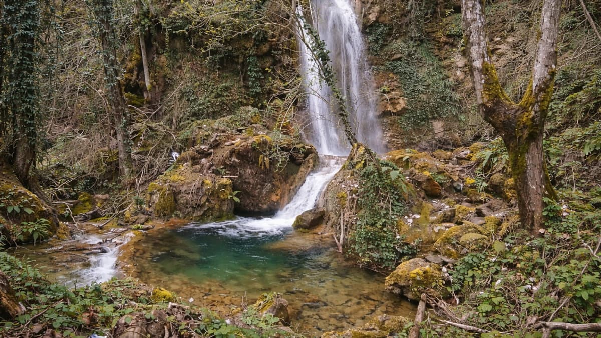 La cascata segreta della Sila Greca: il paradiso nascosto che (quasi) nessuno conosce