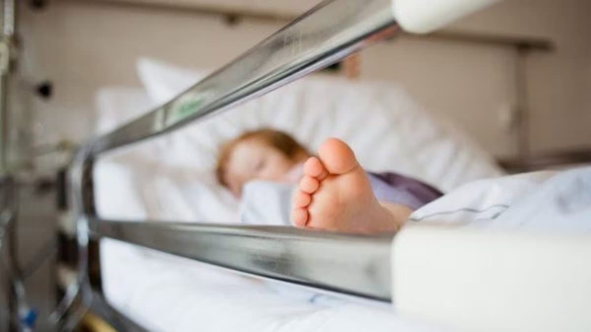 Bimbo caduto dal balcone, operato d’urgenza: femore rotto ma nessuna lesione interna