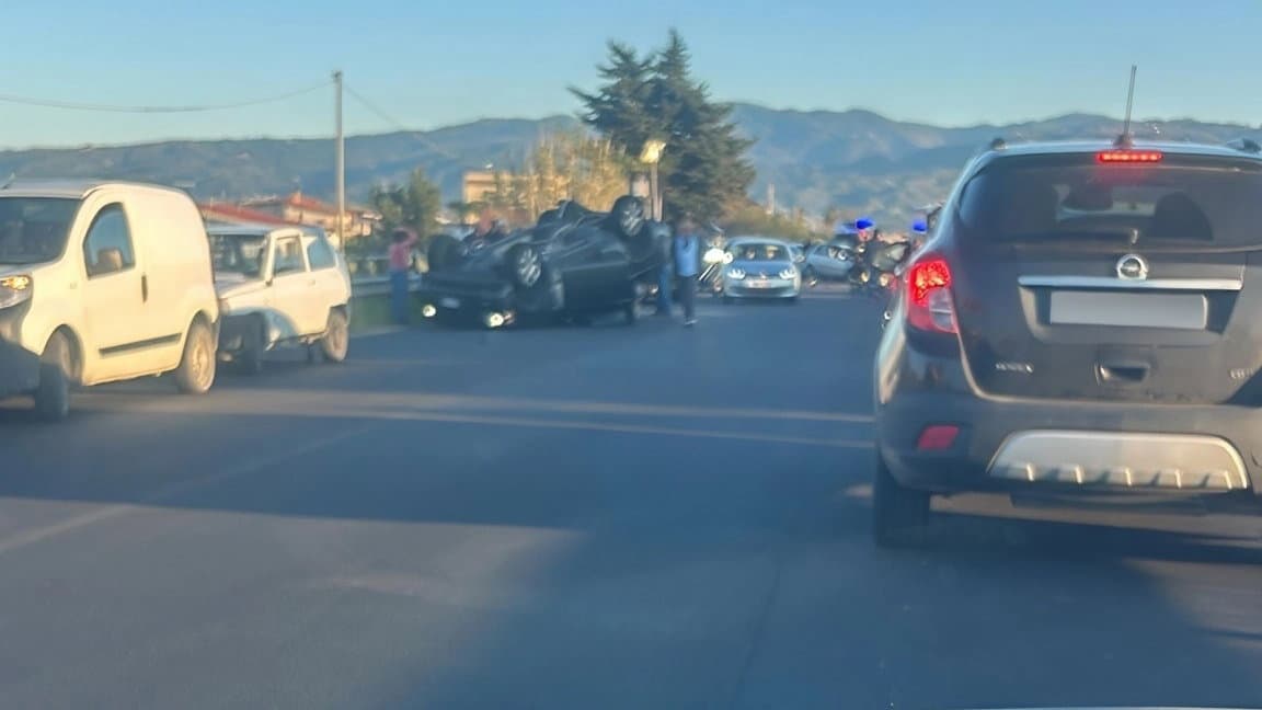 Schianto sulla 106 a Torricella, auto si ribalta: ci sono feriti. Intervenuto l’elisoccorso