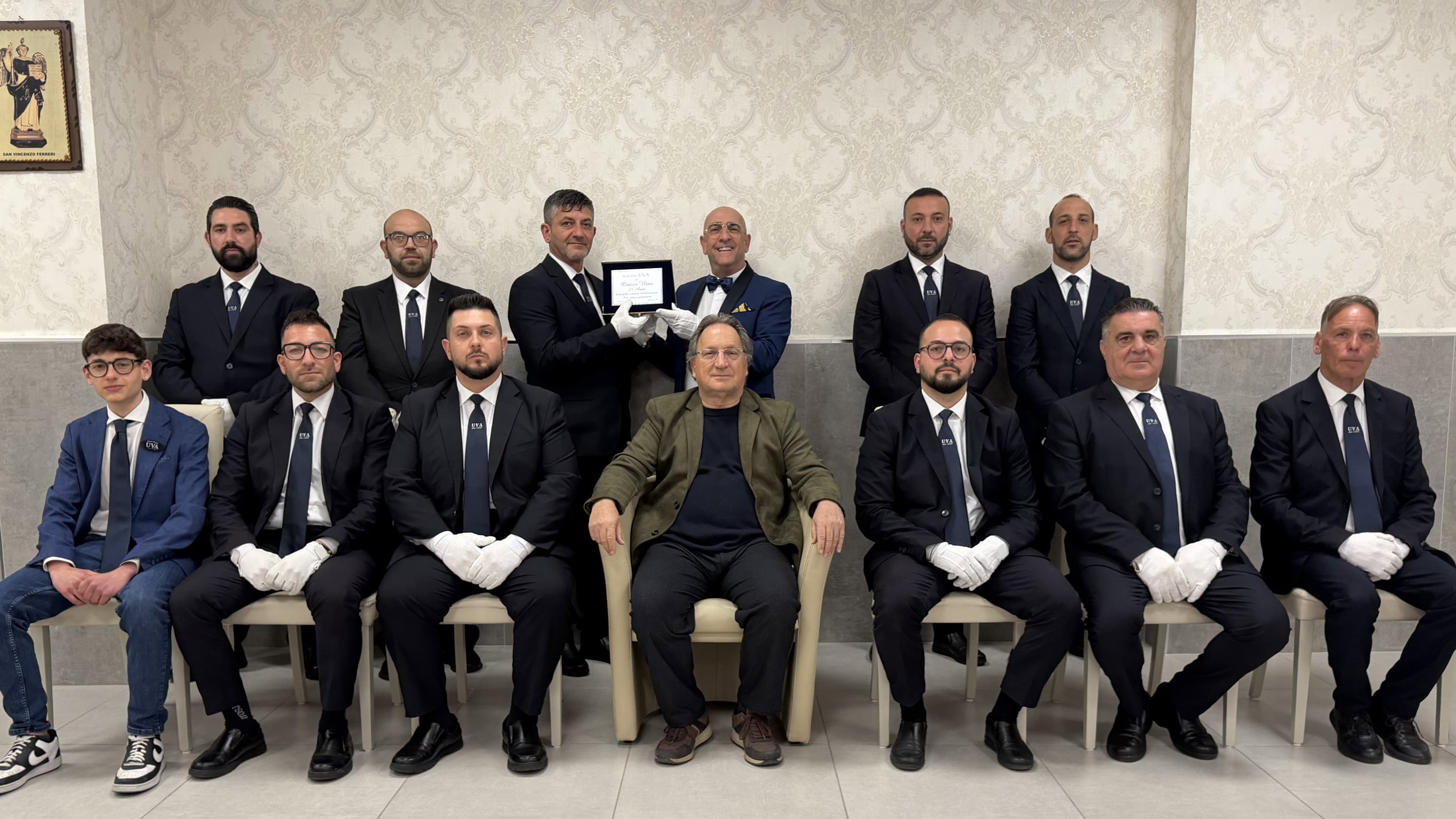 L'agenzia Uva premia uno storico collaboratore: consegnata una targa