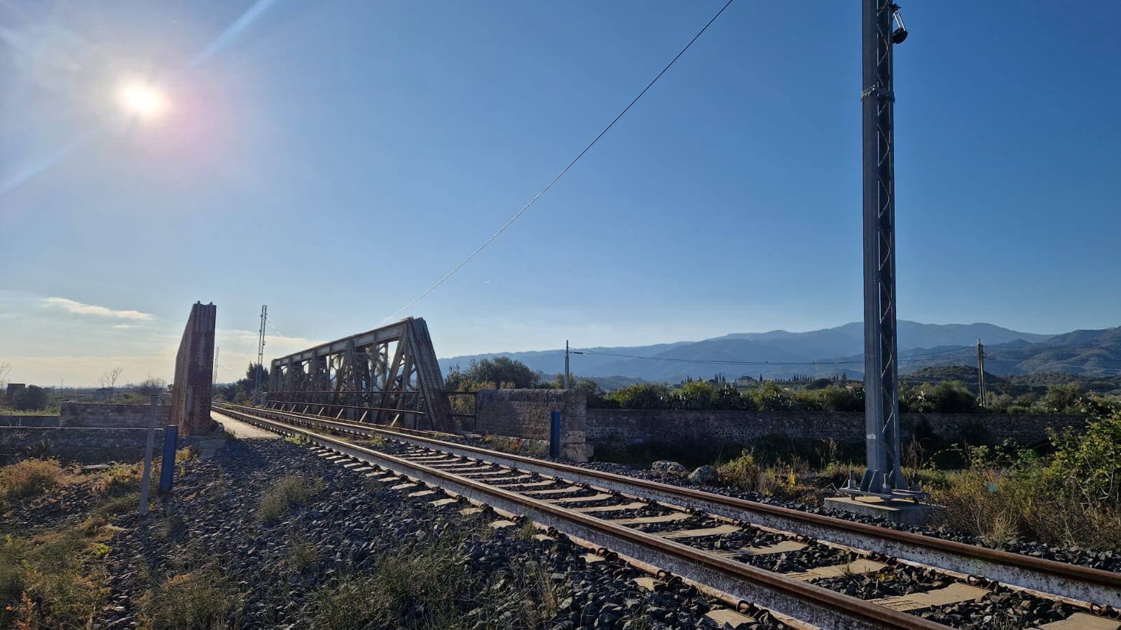 Zero treni, pochi voli e strade al collasso: costa jonica verso un'estate 2026 drammatica