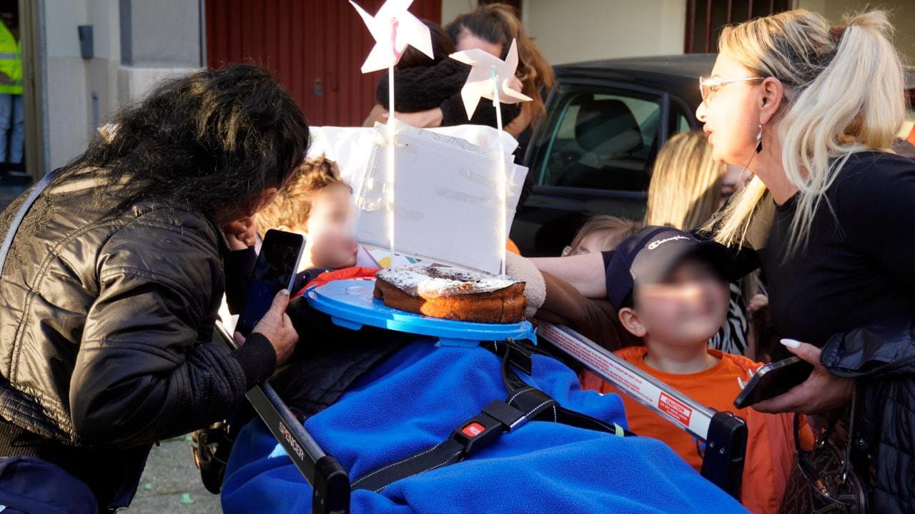 Caduto dal balcone a Pasqua, è tornato a casa il piccolo Carlos in un quartiere in festa