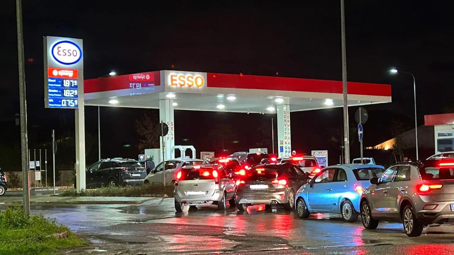 Sciopero autotrasportatori 20-25 aprile: assaltati i distributori. Si teme carenza carburanti