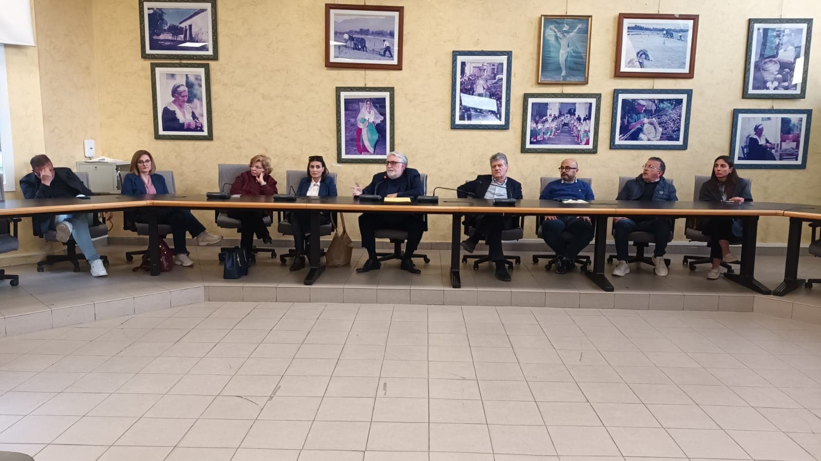 Da 11 giorni Spezzano albanese è senza acqua potabile: «Dai rubinetti esce liquido oleoso e maleodorante»