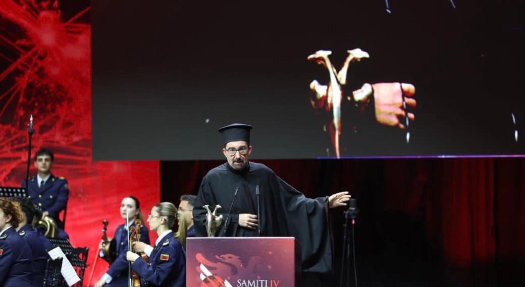 Vakarici, Papàs Elia Hagi premiato con l’aquila d’oro in Albania