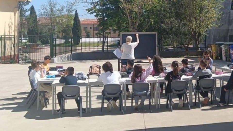 A Mandatoriccio la scuola esce dalle aule: tornano le lezioni all’aperto
