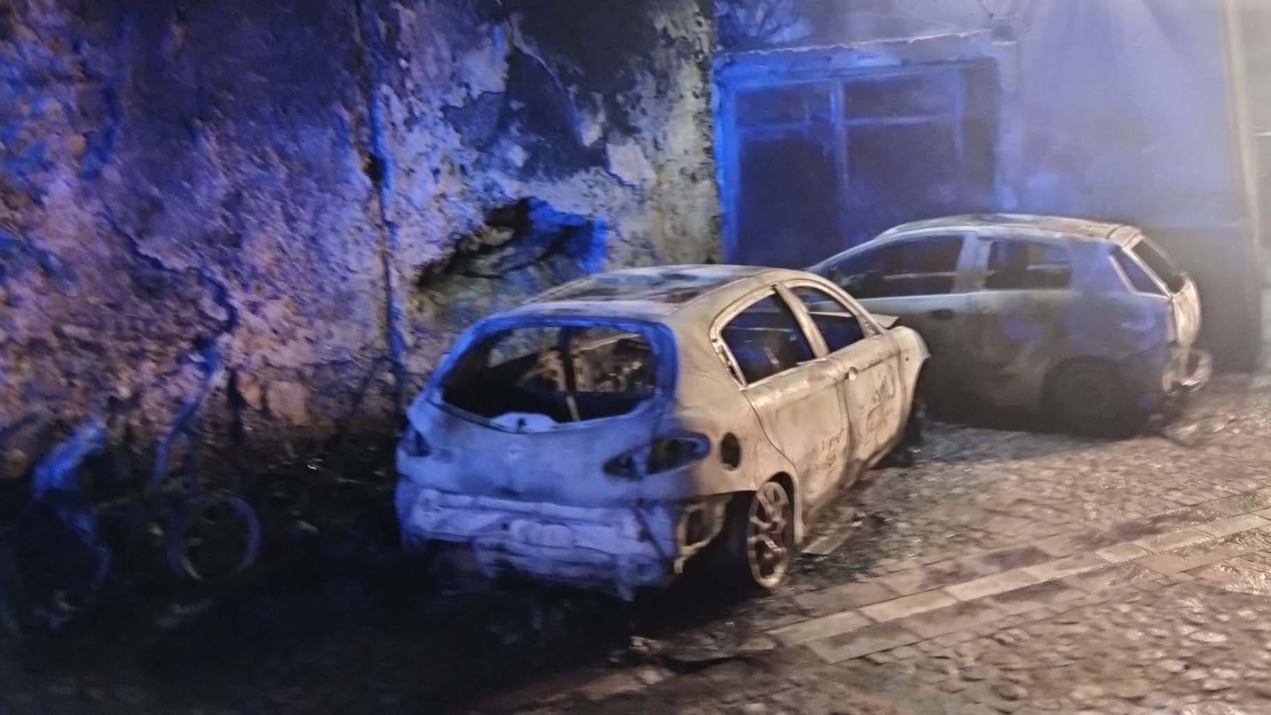 Notte di fuoco a Corigliano-Rossano: due incendi d’auto, coinvolti più veicoli