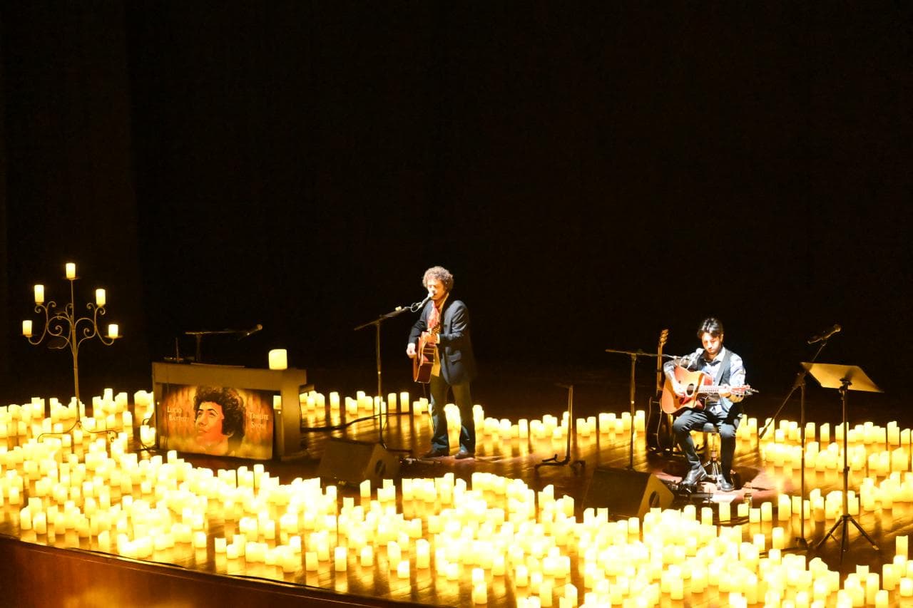 “Lumina” incanta Castrovillari: omaggio a Lucio Battisti tra musica e candele