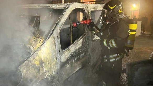 Furgone in fiamme nella notte a Corigliano Scalo: si indaga sulla matrice dolosa