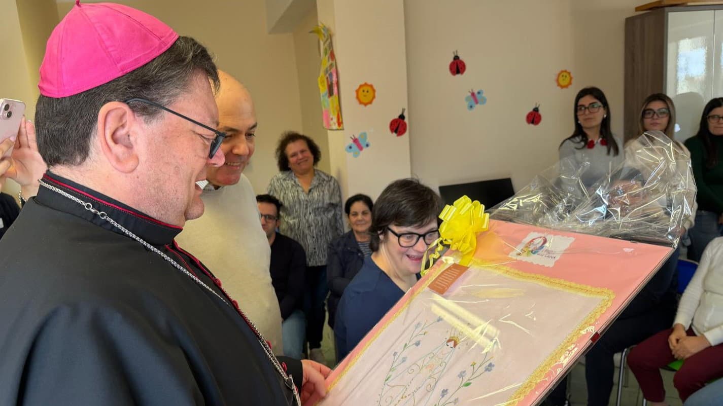 Co-Ro, l’Arcivescovo Aloise in visita al centro diurno Il Sorriso