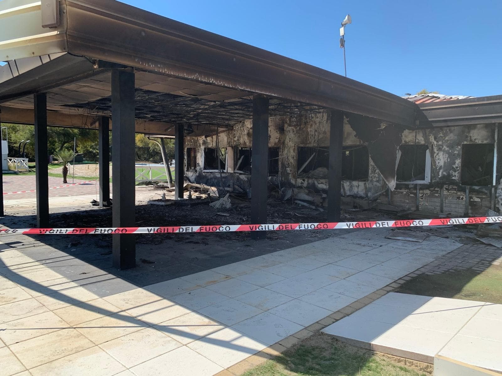 Stabilimento balneare distrutto dalle fiamme a Marina di Sibari