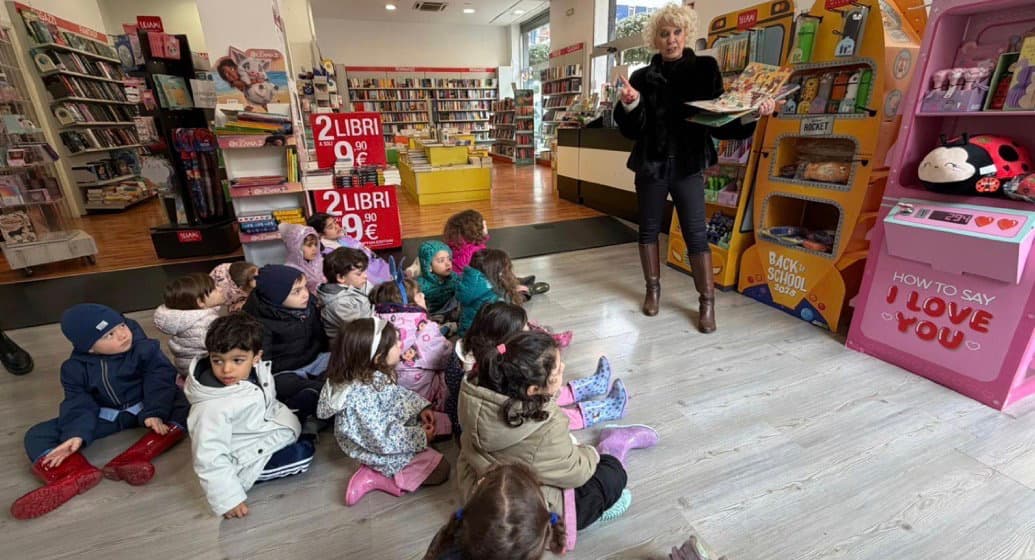 Libri e autonomia, i bimbi di Magnolia arrivano in libreria anche sotto la pioggia