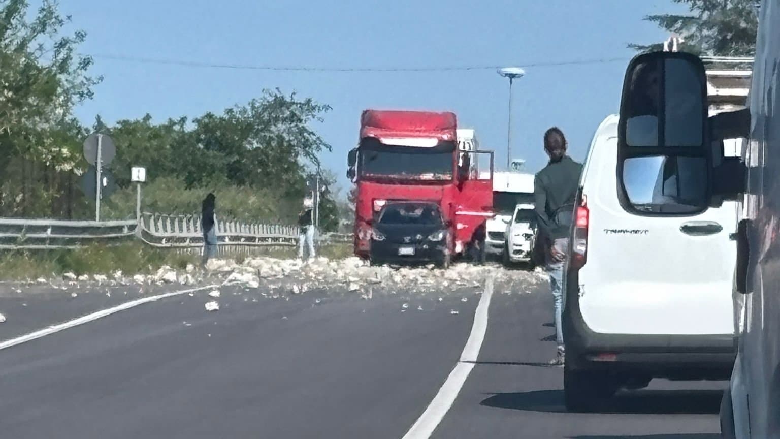 SS106, camion perde carico sulla carreggiata: panico tra gli automobilisti
