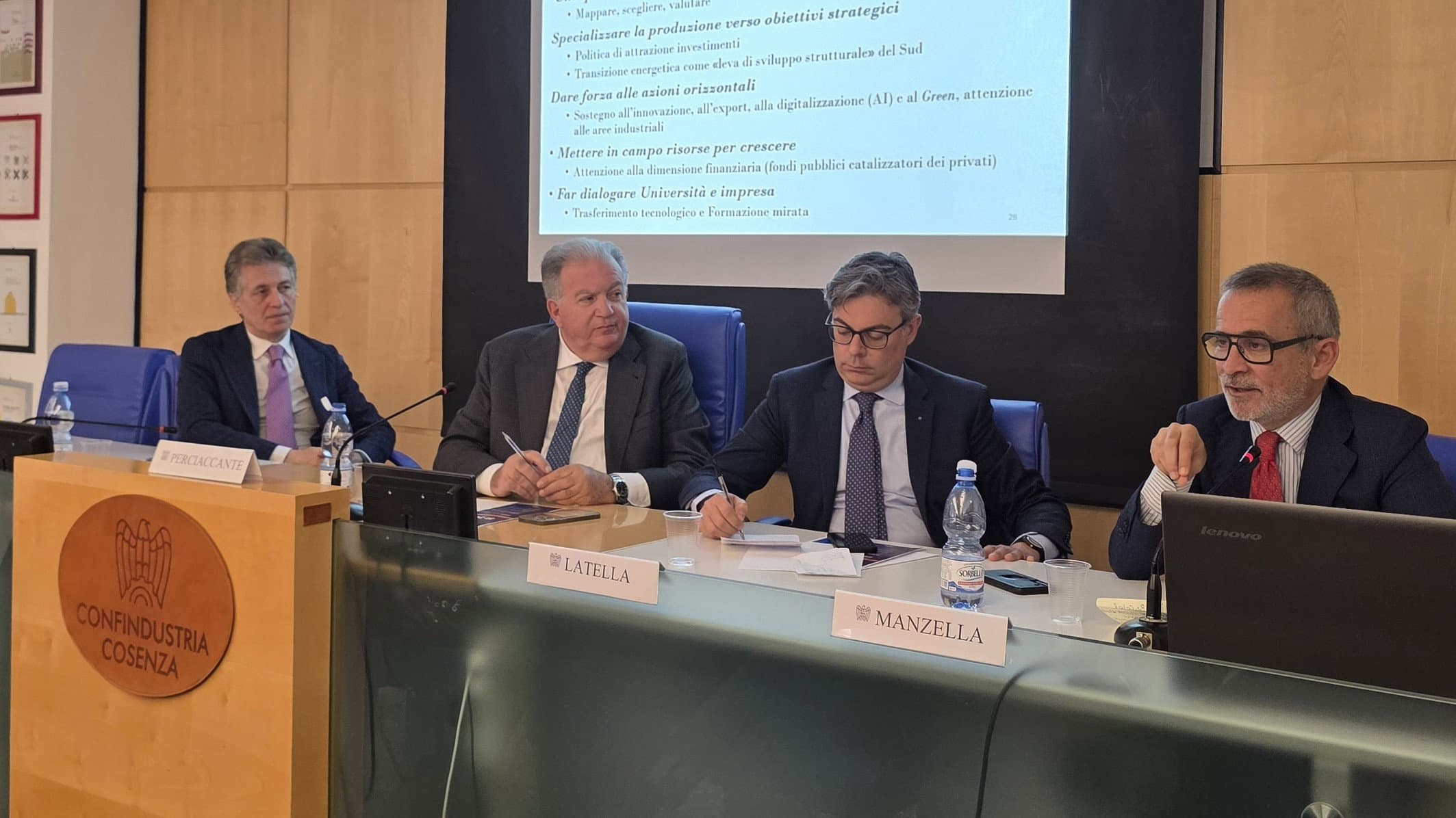 Industria, infrastrutture e università per la crescita del territorio. L'analisi del vicepresidente Svimez a Cosenza