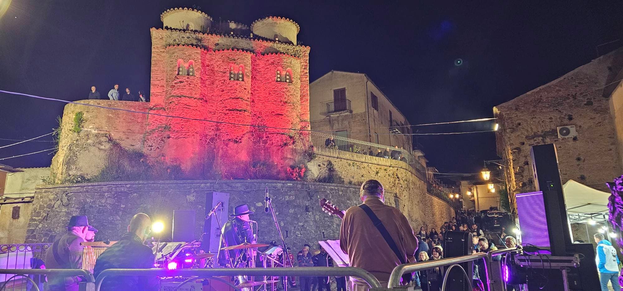 Rossano si accende con la 190ª notte dei Fuochi di San Marco: centro storico invaso da migliaia di persone