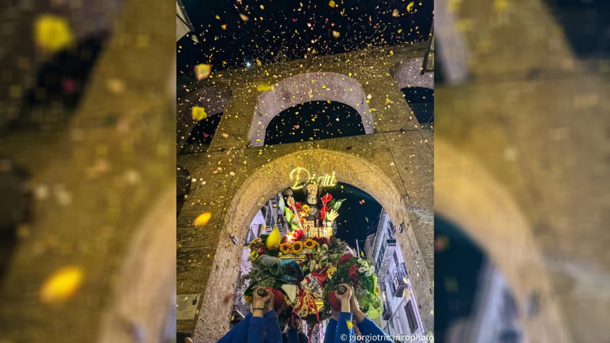 I petali dal ponte e quella comunità che ritrova il suo Santo