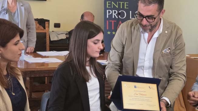 Bullismo e cyberbullismo, da Saracena una lezione di civiltà: premiata la giovane Eva Tolisano