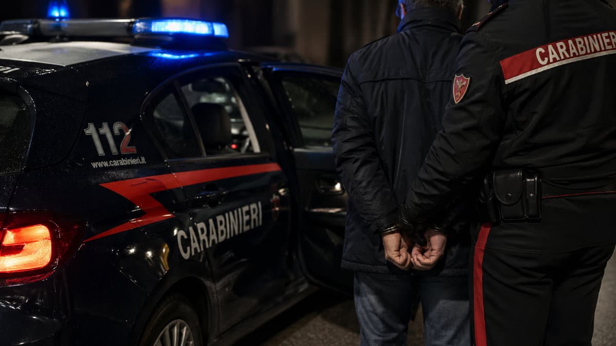 Chiedeva soldi ogni mese a un professionista: arrestato 63enne per estorsione