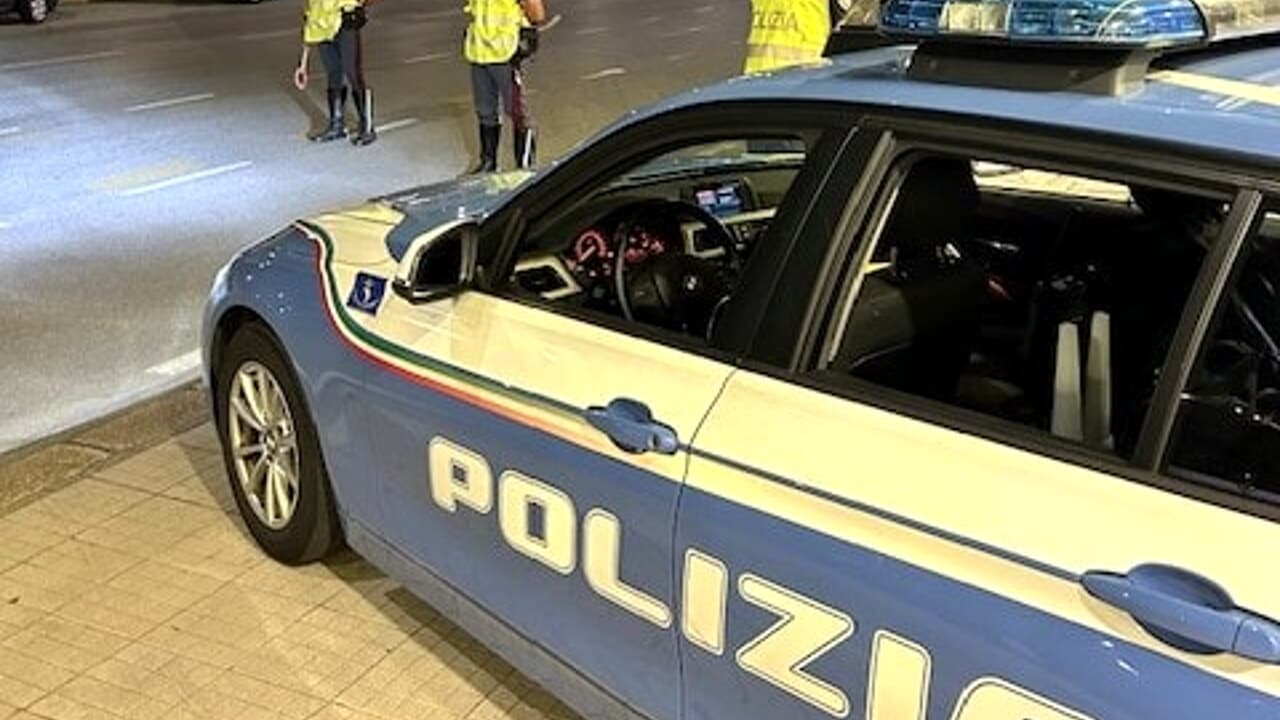 Sorpreso mentre sfondava una vetrina a Rossano Scalo: arrestato dalla Polizia Stradale