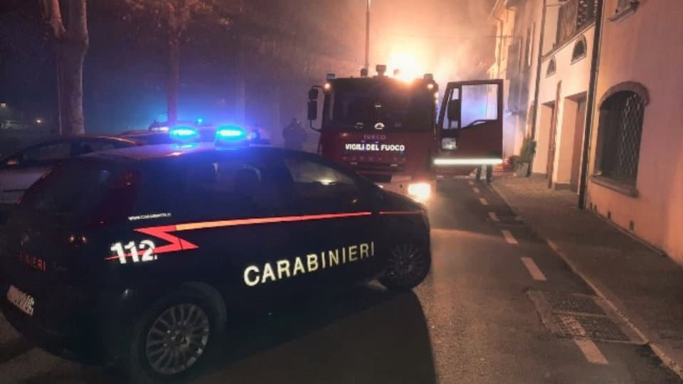 Entrano tra fiamme e fumo e salvano una palazzina: due carabinieri eroi a Bocchigliero