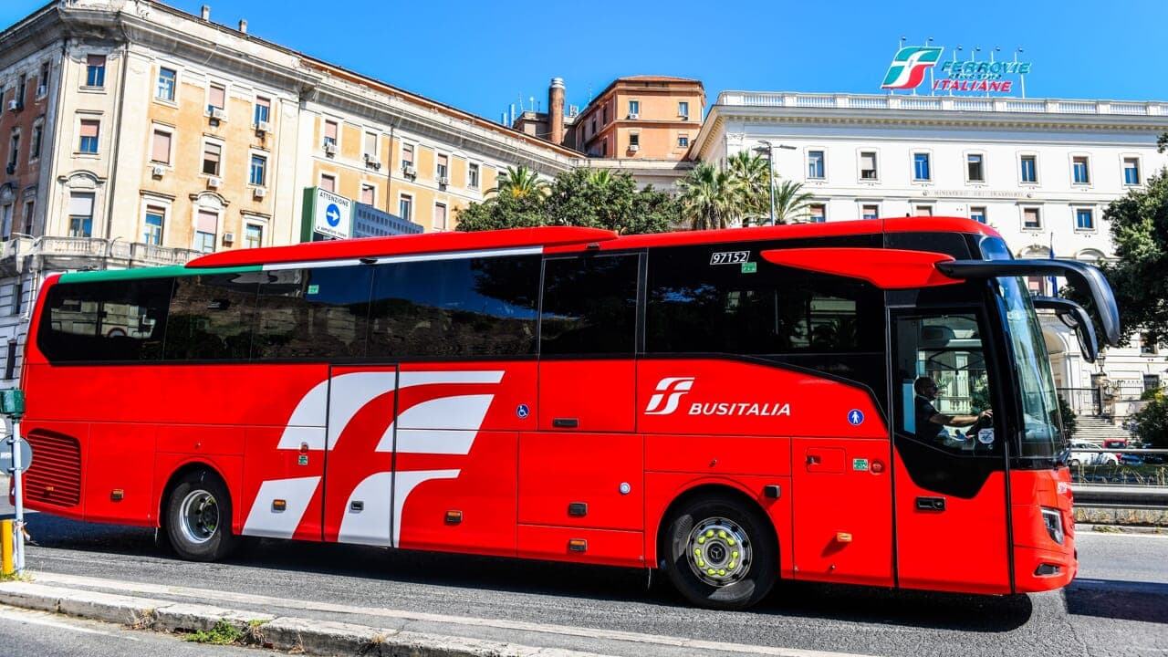 Jonica, il paradosso continua: i treni tornano d’estate, ma il Nord-Est resta appeso ai bus
