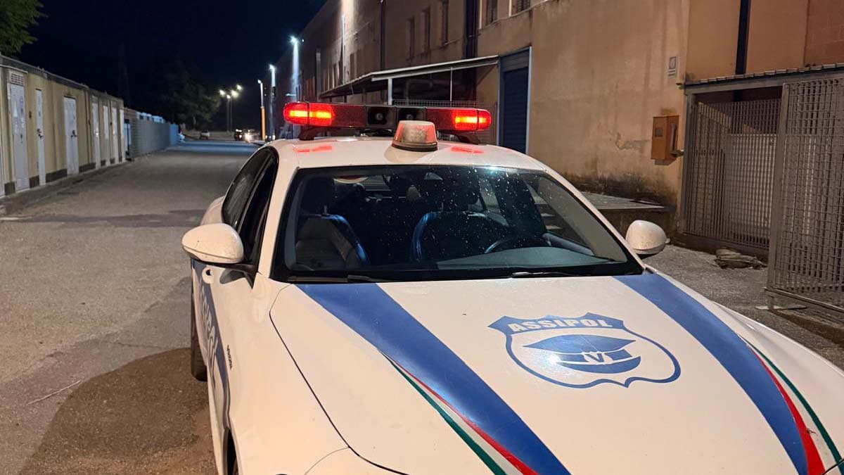 Tentano il colpo alla gioielleria de “Le Vigne”, ma l’allarme li mette in fuga