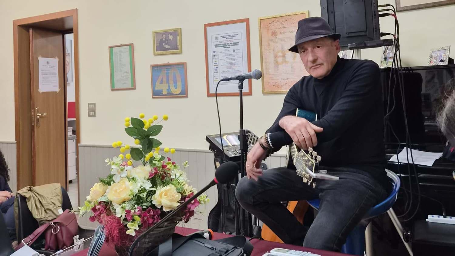 Carlo Lucisano porta il dialetto calabrese in musica: nuovo album tra memoria, ironia e identità