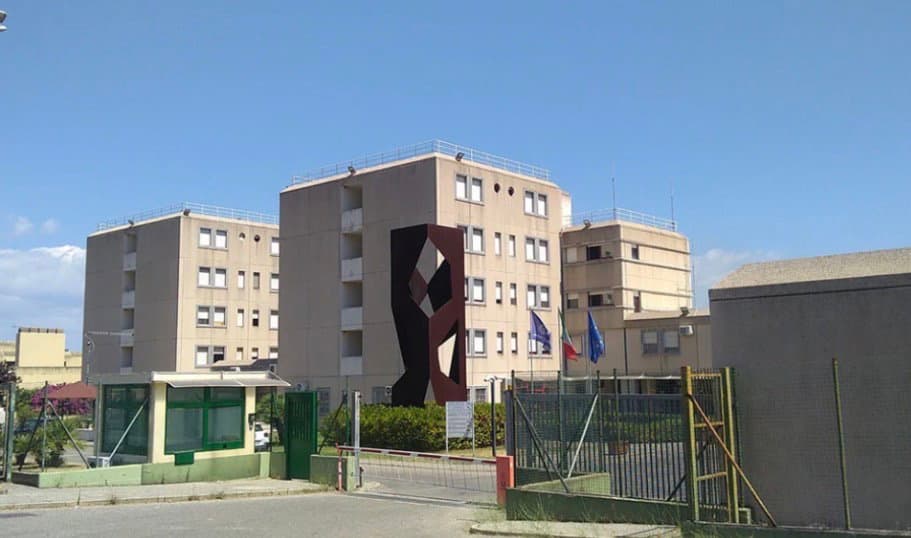Violenza nel carcere di Rossano, agenti aggrediti durante un’operazione anti-cellulari