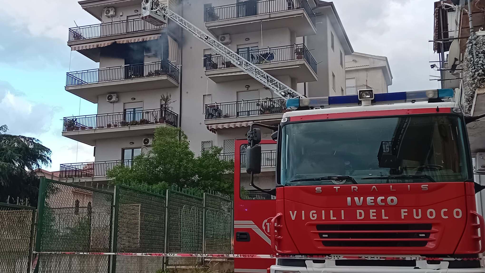 Incendio in un’abitazione a Corigliano, anziana bloccata in casa: salvata dai vigili del fuoco