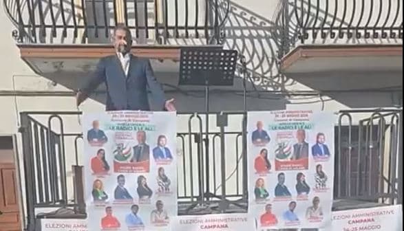 Campana, Chiarello sale sul palco elettorale inscenando Pinocchio: «Meglio la satira delle offese»