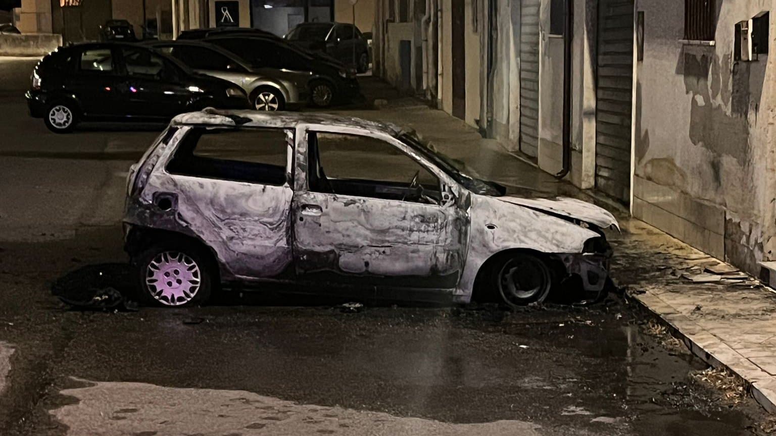 Auto in fiamme a Corigliano Scalo, intervento dei vigili del fuoco vicino alla stazione