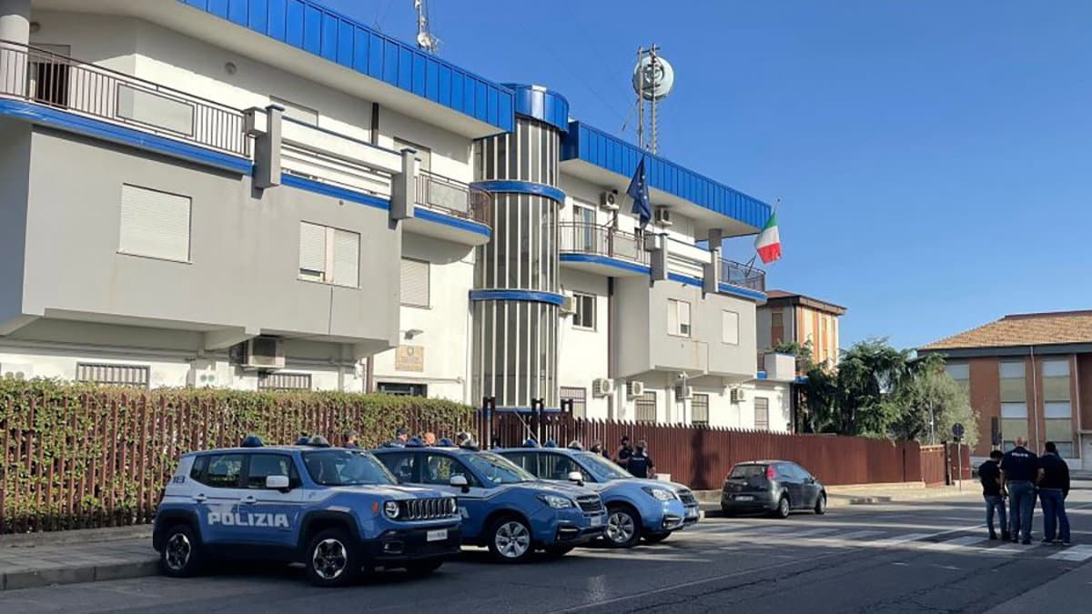 Corigliano-Rossano, sventato colpo in abitazione: Polizia arresta due giovani nel centro storico rossanese