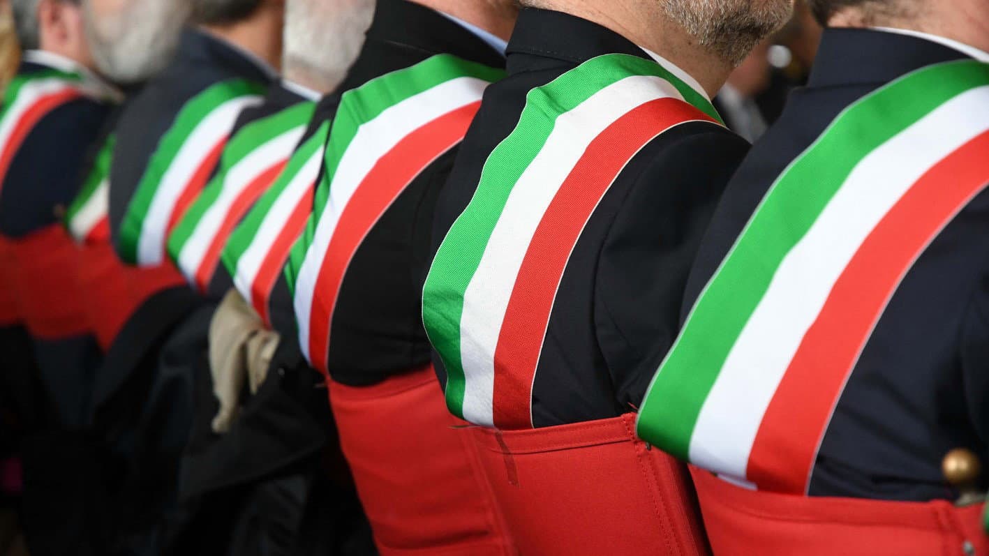 Fascia tricolore indossata da assessori e consiglieri: Corigliano-Rossano Domani solleva il caso istituzionale