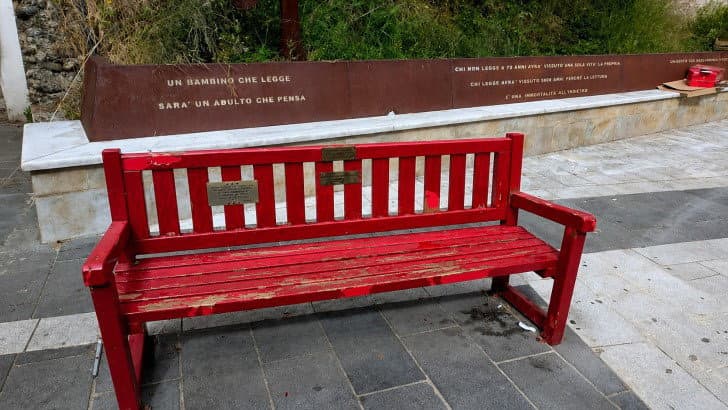Cosenza, vandalizzata la panchina rossa dedicata alla giornalista rossanese Maria Rosaria Sessa