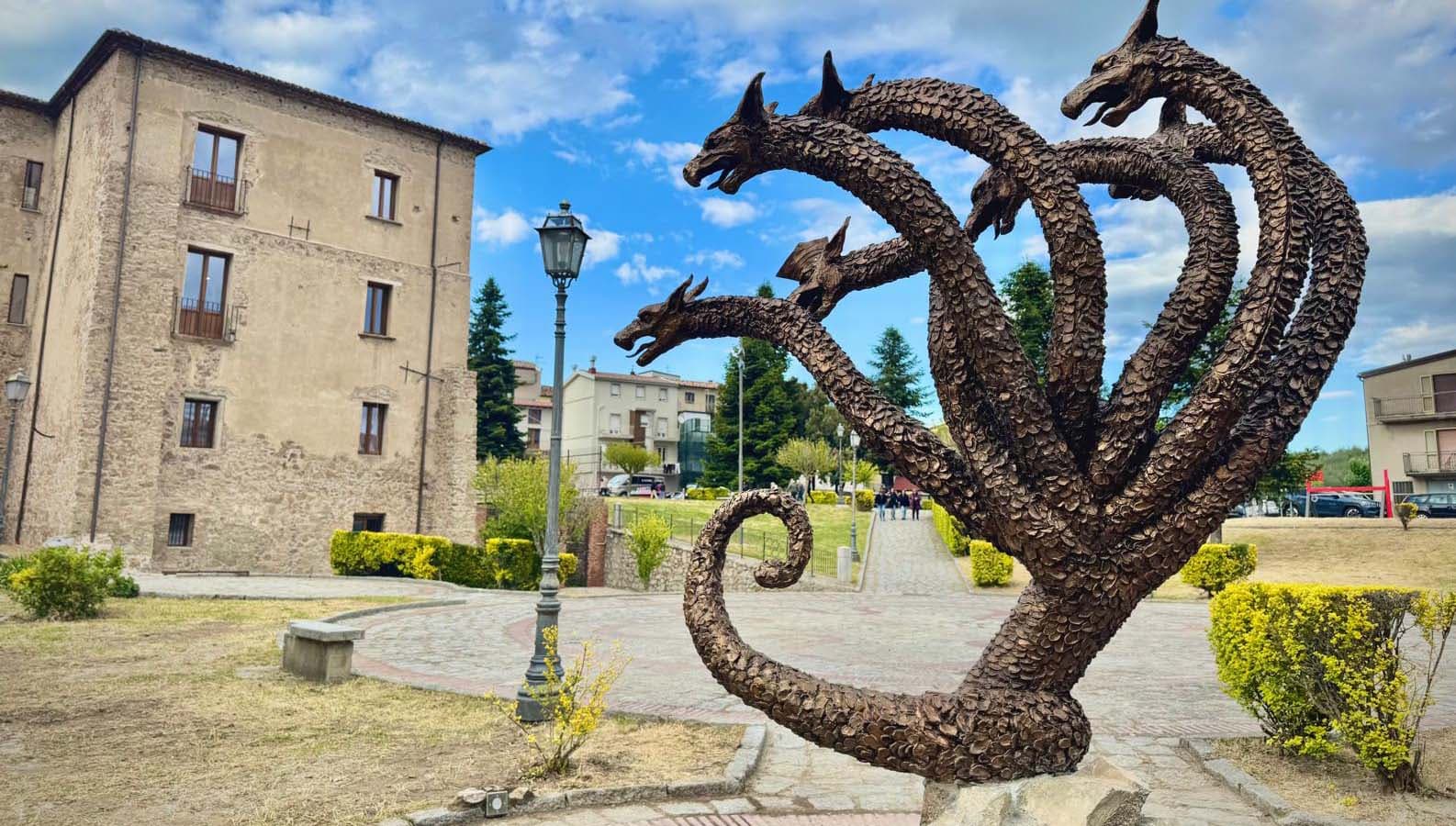 Nel cuore della Sila riaffiora il Drago di Pino Savoia: una scultura monumentale davanti all’Abbazia florense