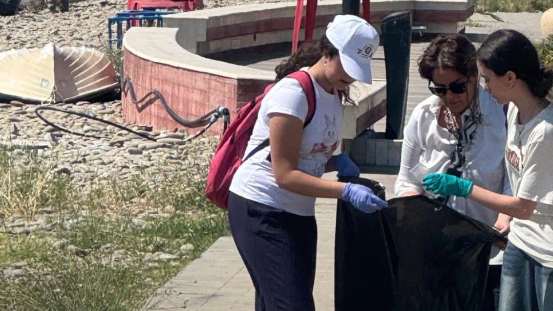 Trebisacce, studenti per l’ambiente: successo per l’iniziativa “PuliAmo la Spiaggia”