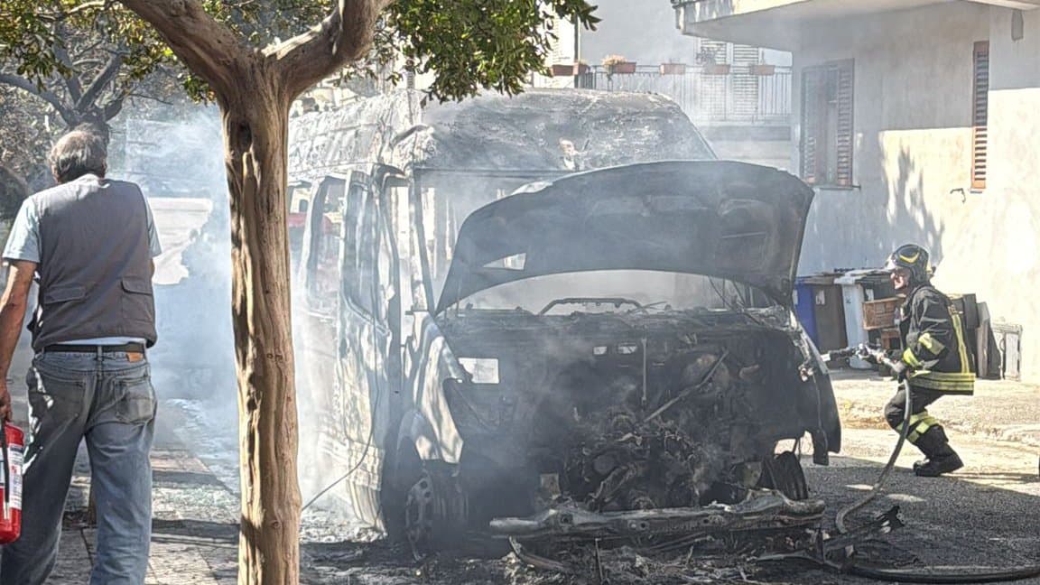 Cerchiara, scuolabus comunale in fiamme: paura ma nessun ferito