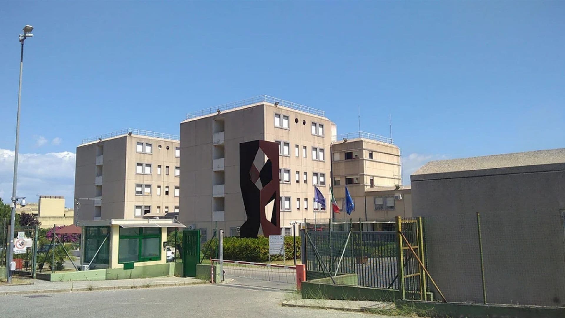 Aggressione nel carcere di Co-Ro, agente della Polizia Penitenziaria finisce in ospedale
