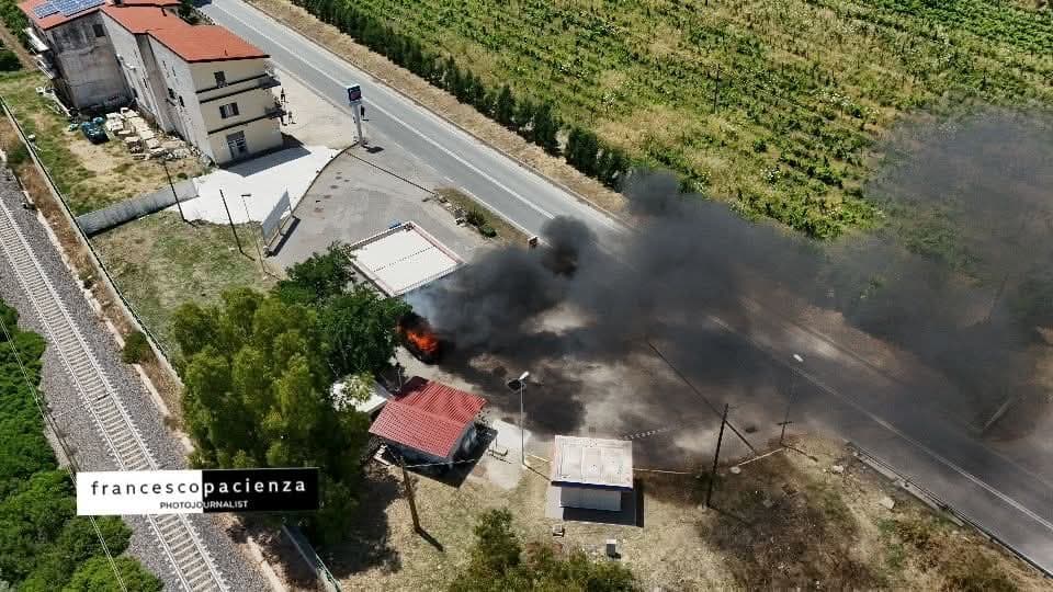 Tragedia sulla SS106 ad Amendolara: auto in fiamme nell’area di servizio, quattro morti