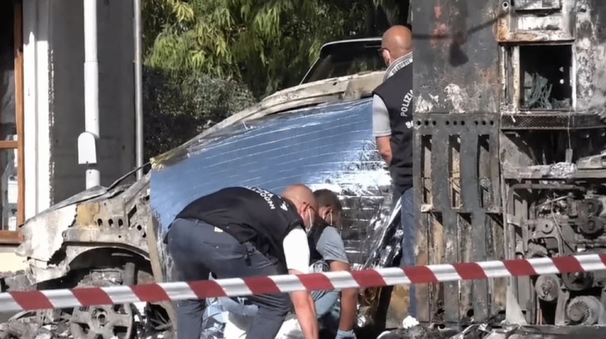 Strage di Amendolara, i filmati aggravano il quadro: quattro braccianti bloccati nel minivan in fiamme