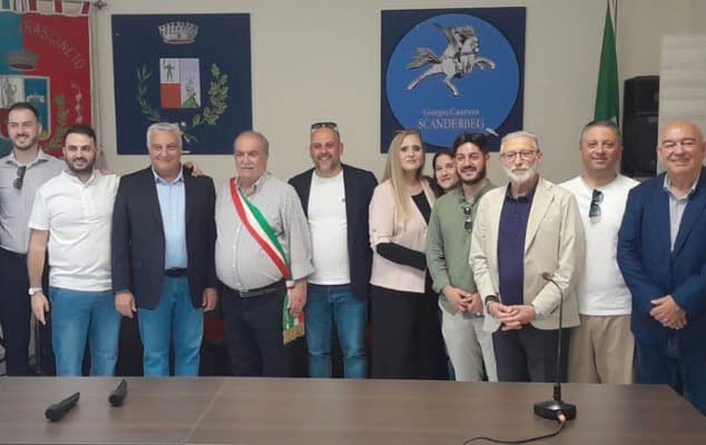 Frascineto riabbraccia la sua casa comunale: bagno di folla per l’inaugurazione del Municipio restaurato