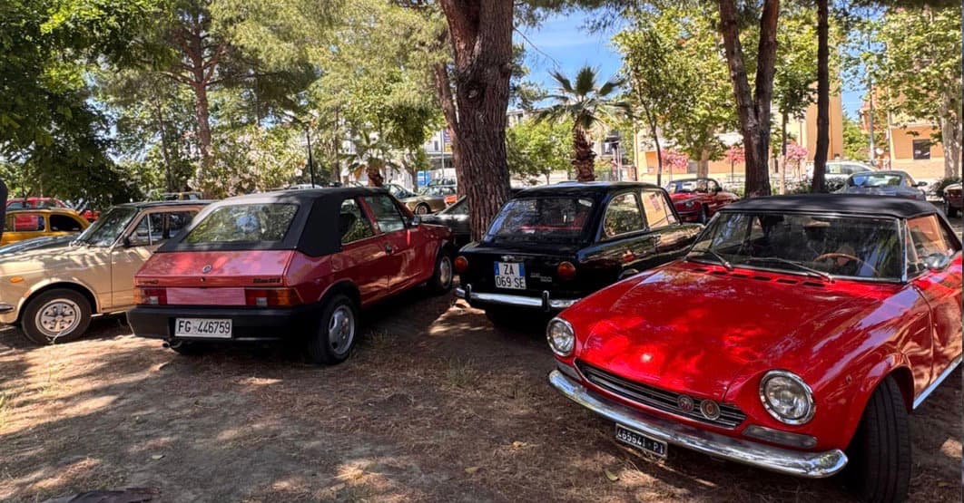 Sessanta auto d’epoca tra mare e Borgo: a Pietrapaola è un successo