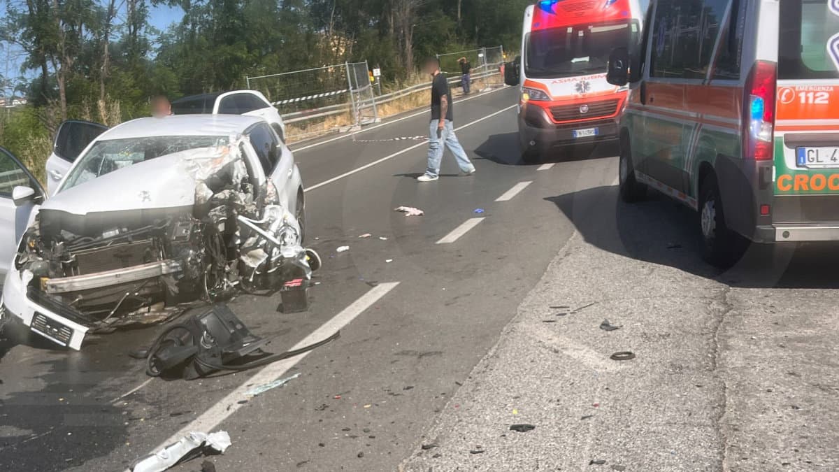 Schianto mortale sulla Statale 106 a Fabrizio: auto contro camion, muore un 50enne