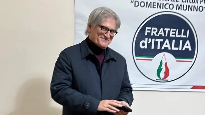Castrovillari, FdI prende le distanze dallo striscione: «Nulla a che vedere con il confronto democratico»