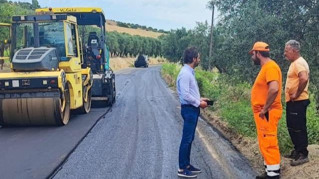 Nuovo asfalto sulla Provinciale 177: lavori in corso a Mezofato, al confine con Corigliano-Rossano