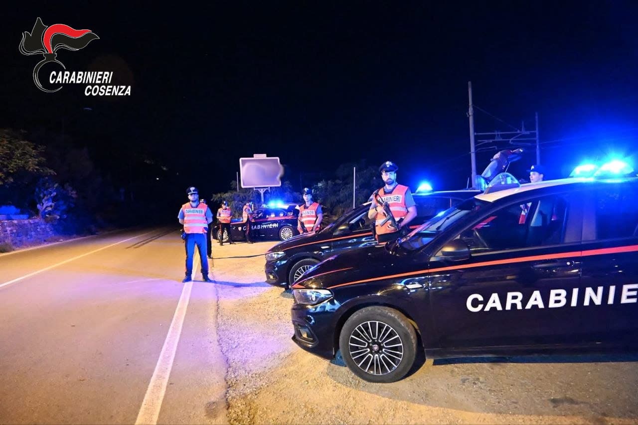 Minivan carichi di braccianti sulla SS106, blitz dei Carabinieri nella notte: identificati 135 stranieri