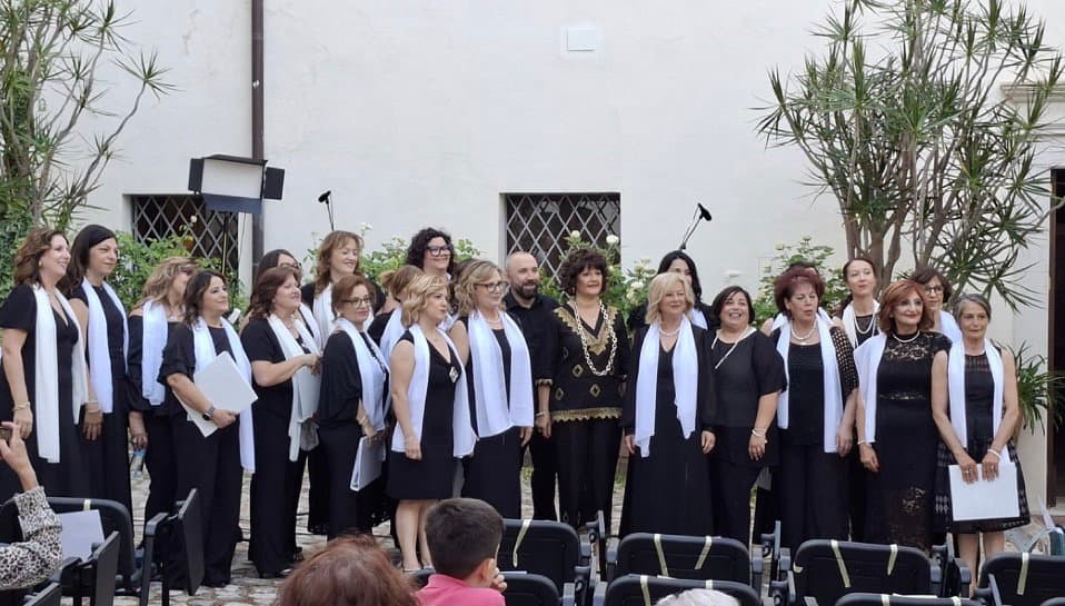 “Voci di Viandanti”, grande successo a Rossano per il debutto del coro docenti “Insolite Note” dell’I.C. Amarelli